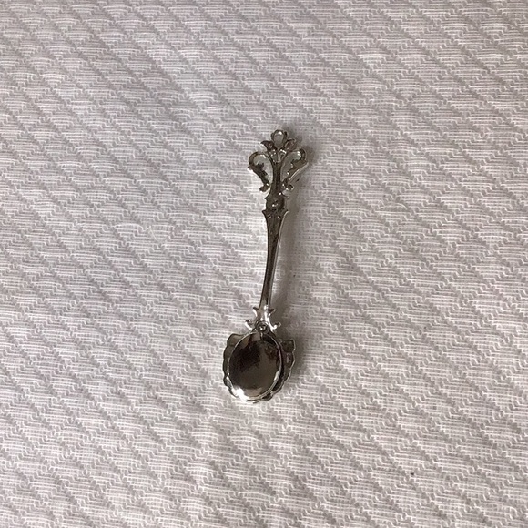 Locket/ Pendant Silvertone.Shiny and CUTE! VeryDainty, sweet and a perfect gift! - Picture 1 of 6